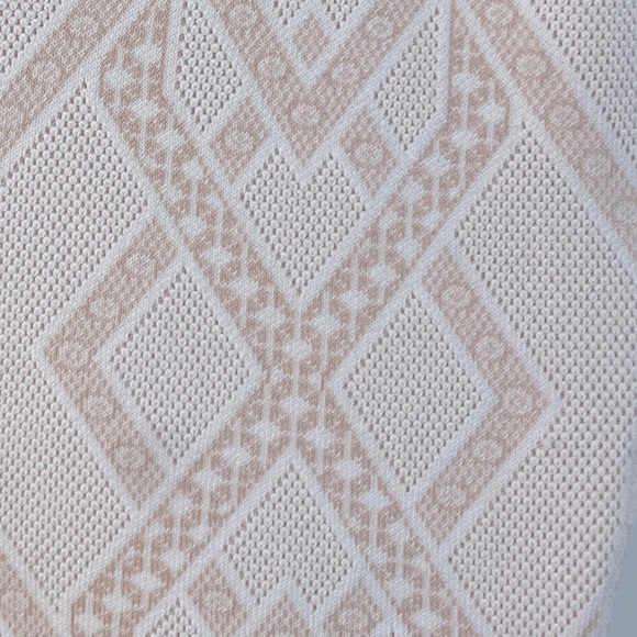 Large BCBGMAXAZRIA Gardenia top with bottom detail flair. Pink - Picture 9 of 17